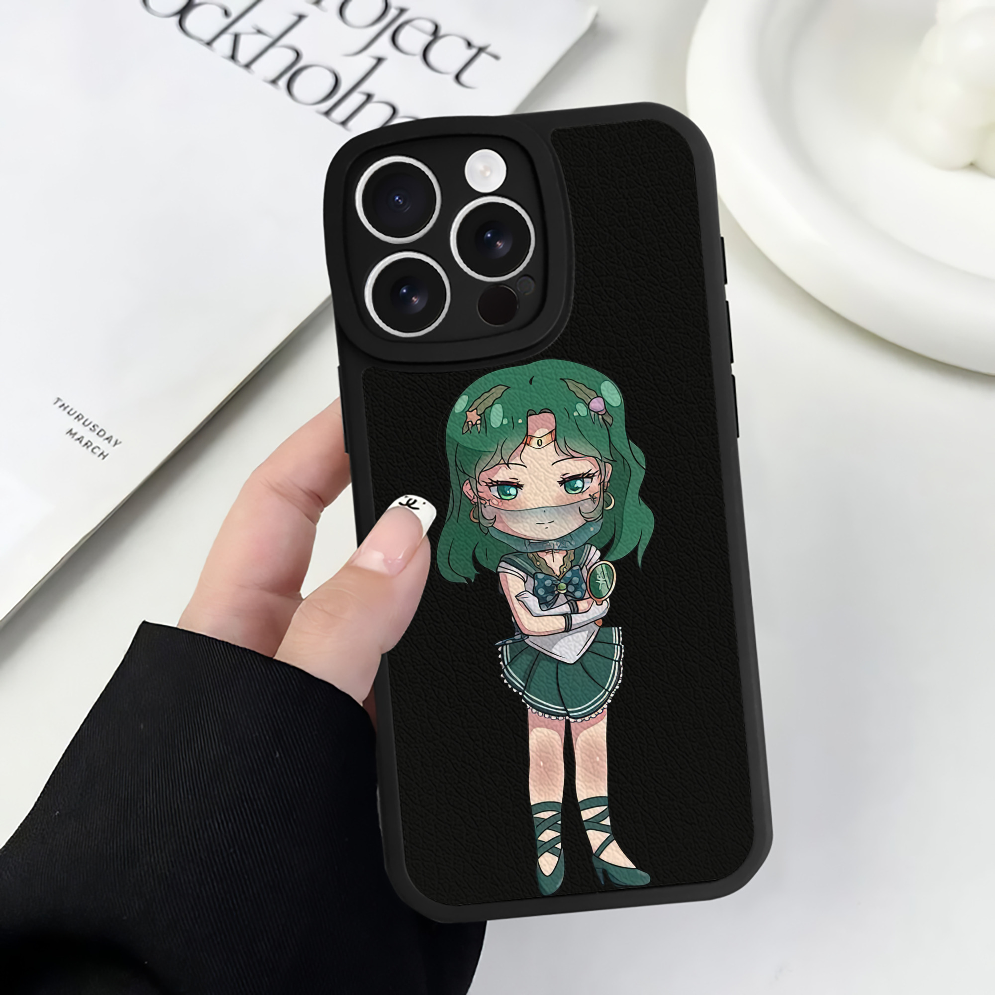 （画像用） 美少女戦士セーラームーン 海王 みちる（かいおう みちる） Sailor Moon Kaiou Michiru 【iPhone 16シリーズ対応】シリコンスマホケース（レザー調） 材質：シリコン